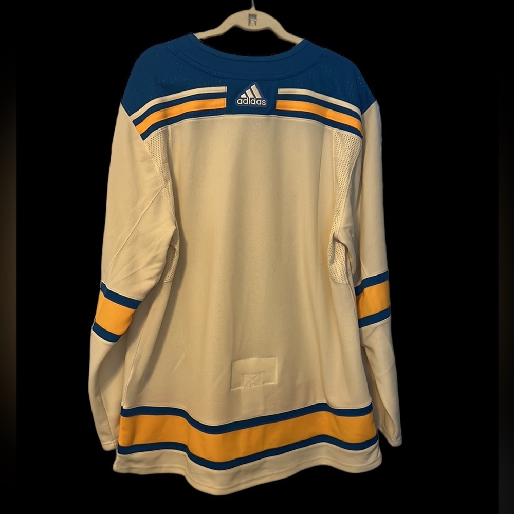 *SOLD* Men’s St. Louis Blues Winter Classic Hockey Jersey - Picture 9 of 14